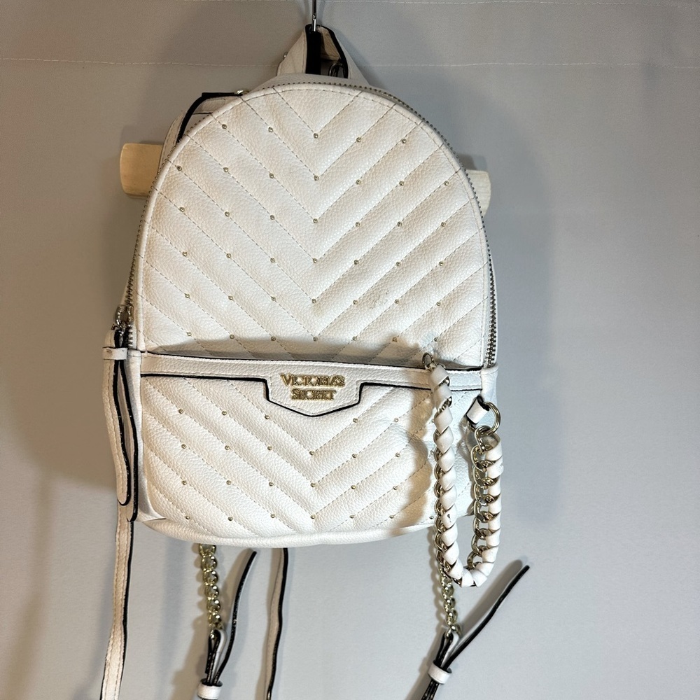 Victoria’s Secret V-Quilt White Small Backpack Double Straps Pockets Zippers - Picture 1 of 10